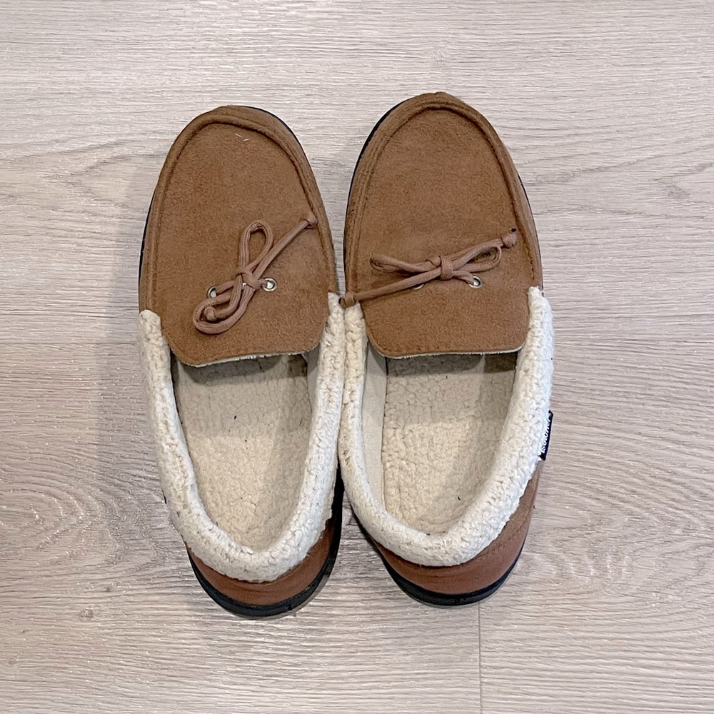 Isotoner Men’s Moccasin Slippers size 9.5-10.5.